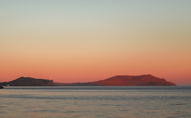 Bel cielo al tramonto in spiaggia