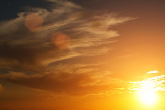 Bel cielo al tramonto luminoso con nuvole