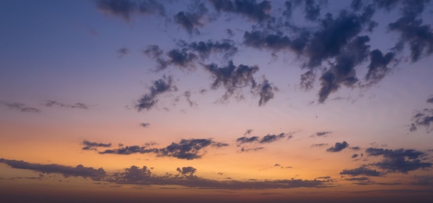 Bel cielo al tramonto o all'alba con nuvole.