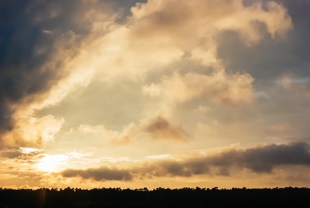 bel cielo al tramonto panoramico