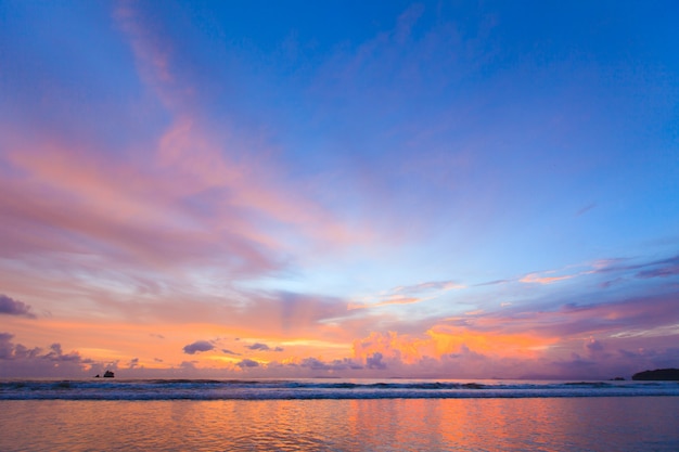 Bel cielo al tramonto sulla spiaggia tropicale e mare