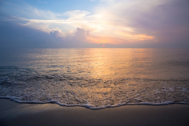 Bel cielo all&#39;alba in spiaggia e le onde