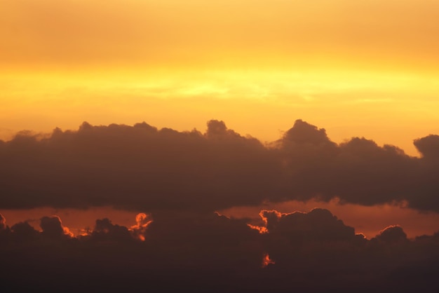 Bel cielo arancione e giallo con nuvole scure