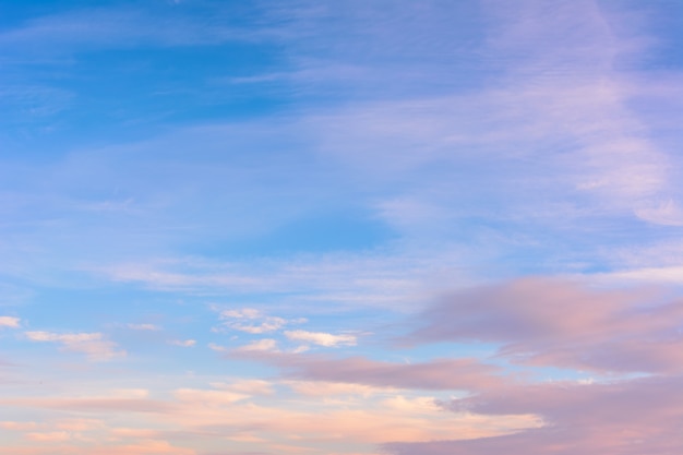 Bel cielo azzurro al tramonto. Nuvole luminose. Sfondo del cielo.