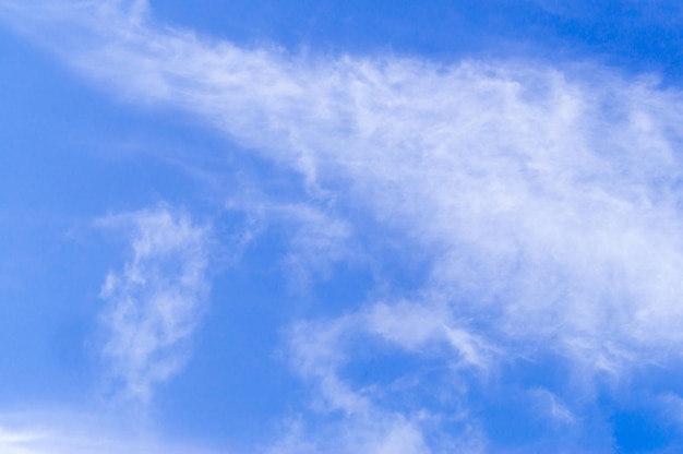 Bel cielo azzurro con nuvole bianche srange e luce chiara sotto il sole splendente