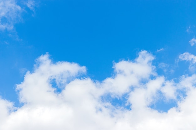 Bel cielo azzurro con nuvole bianche sullo sfondo