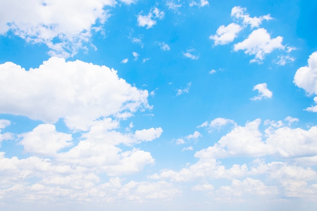 bel cielo azzurro con nuvole bianche