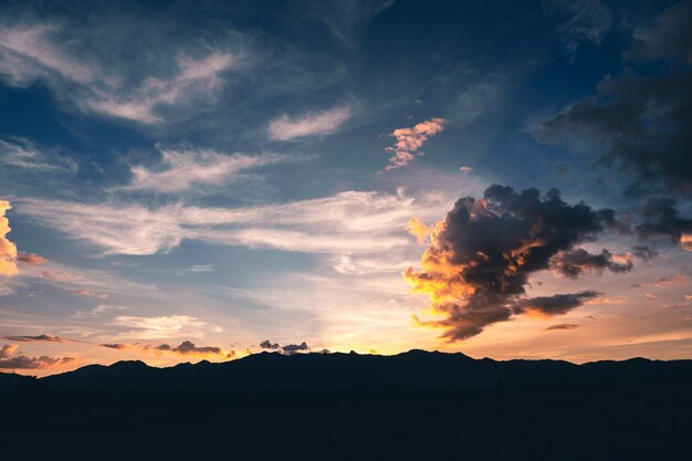 Bel cielo azzurro con nuvole