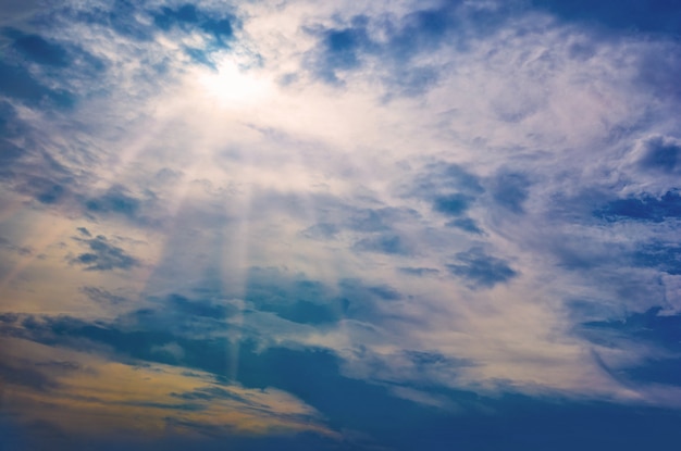 Bel cielo azzurro con nuvole