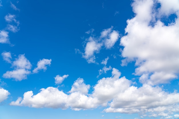 Bel cielo azzurro con nuvole