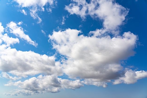 Bel cielo azzurro con nuvole