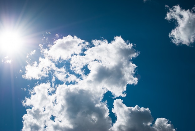 Bel cielo azzurro con nuvole