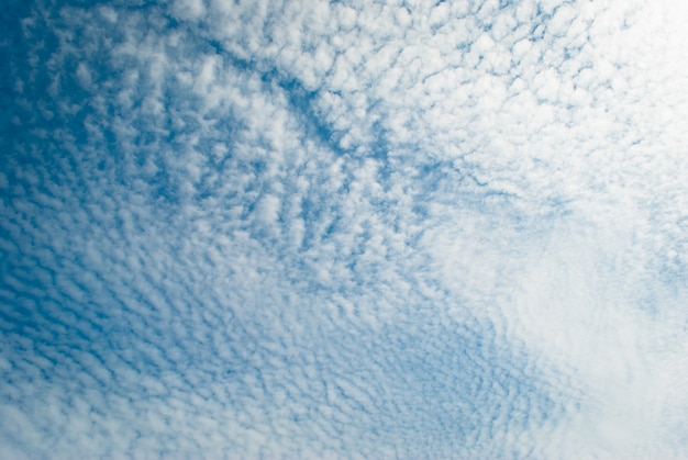 Bel cielo azzurro con nuvole