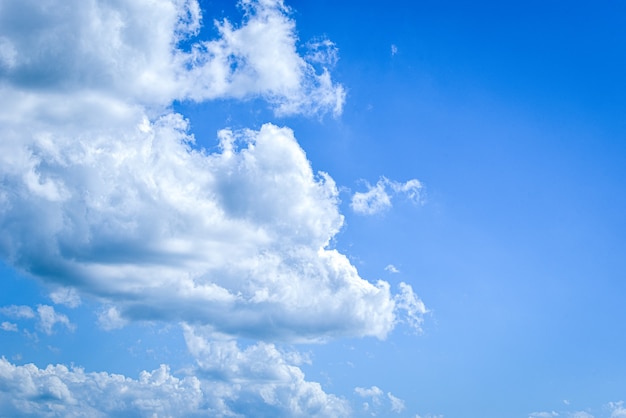 Bel cielo azzurro con sfondo di nuvole