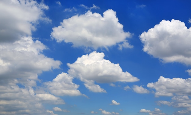 Bel cielo azzurro con soffici nuvole bianche