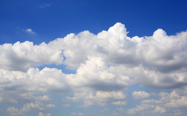 Bel cielo azzurro con soffici nuvole bianche