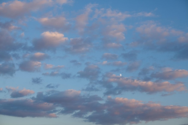 Bel cielo azzurro con soffici nuvole grigie