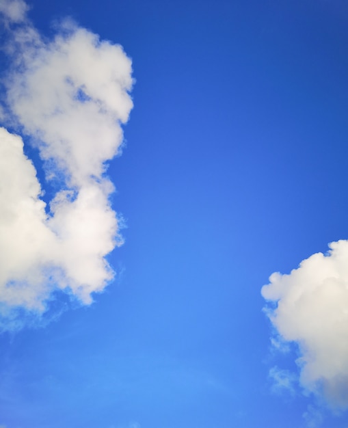 Bel cielo azzurro e cirri sulla giornata di sole