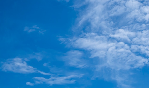 Bel cielo azzurro e nuvole cirrocumuli bianche. Sfondo. Scenario. Struttura.