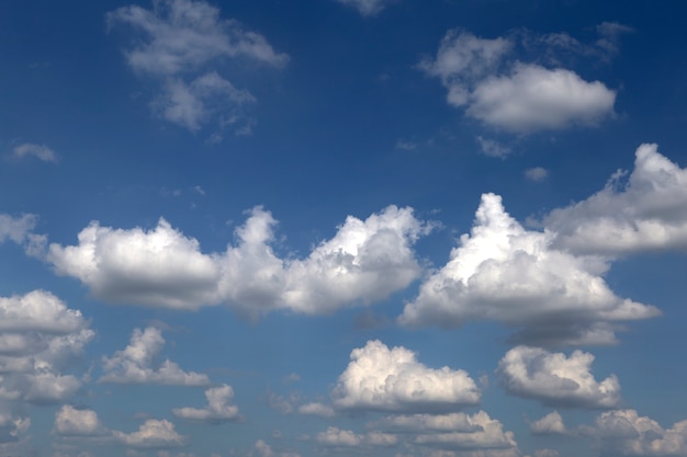 Bel cielo azzurro e nuvole.