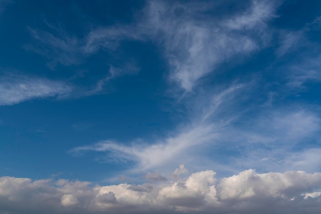 Bel cielo azzurro e nuvole