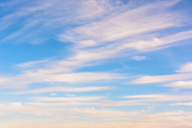 Bel cielo azzurro. Nuvole dinamiche luminose. Sfondo del cielo.