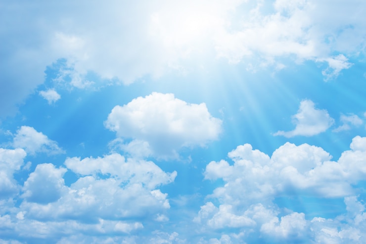 Bel cielo blu con il sole sullo sfondo