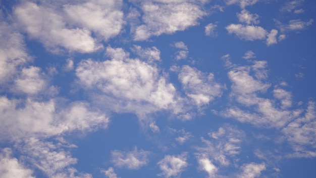 Bel cielo blu con l'immagine delle nuvole pulire l'immagine del cielo