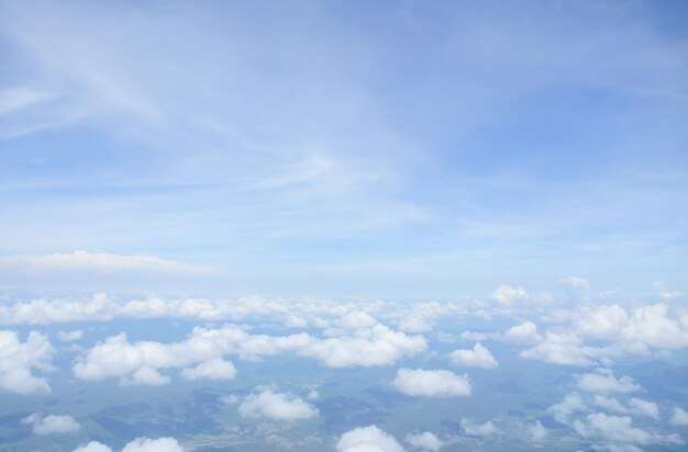 Bel cielo blu con le nuvole