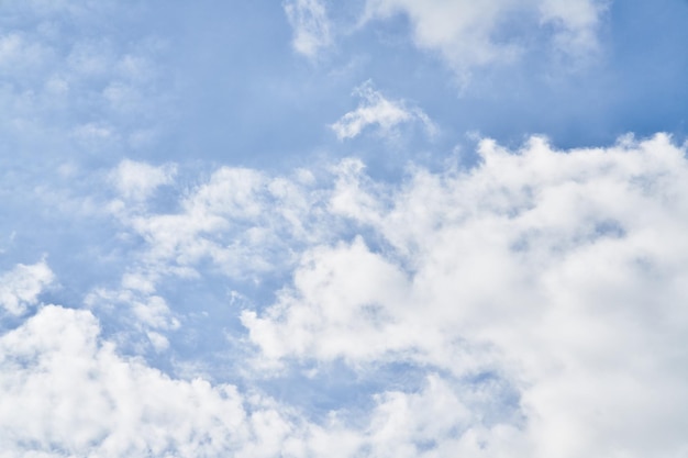 Bel cielo blu con nuvole in una giornata di sole