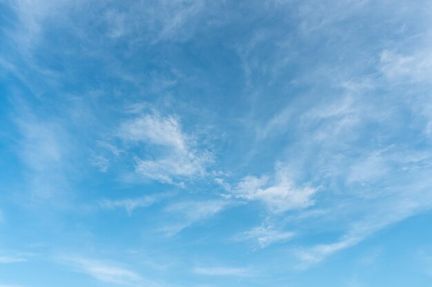 Bel cielo blu con una strana forma di nuvole al mattino o alla sera