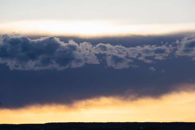 Bel cielo blu e arancione con nuvole al crepuscolo