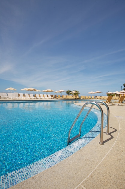 Bel cielo blu e piscina con la sua scala