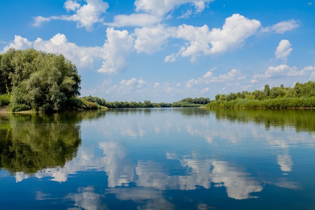 Bel cielo blu sullo sfondo del fiume