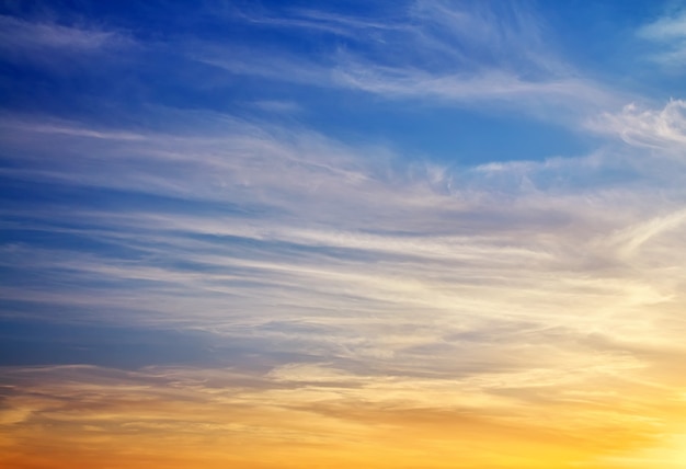 Bel cielo colorato. Sfondo del cielo