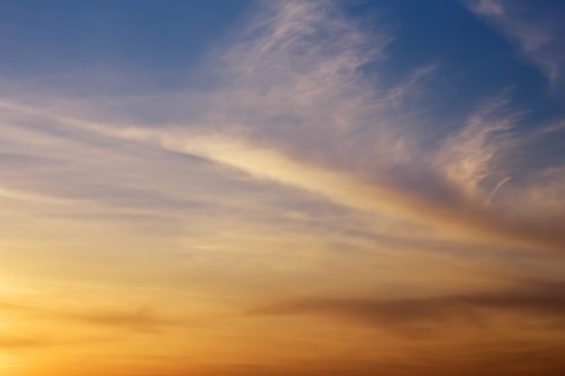 Bel cielo colorato. Sfondo del cielo