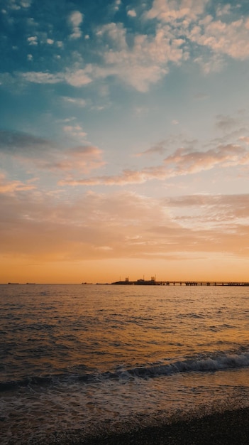 Bel cielo con nuvole al tramonto