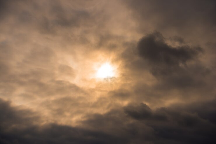 Bel cielo con nuvole all'alba o al tramonto