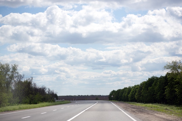 bel cielo con nuvole e una nuova strada dall'asfalto in Ucraina