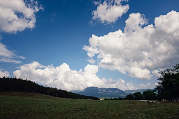 Bel cielo con nuvole nelle colline soleggiate e verdi