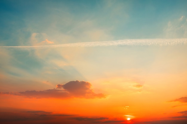 Bel cielo con nuvole prima del tramonto