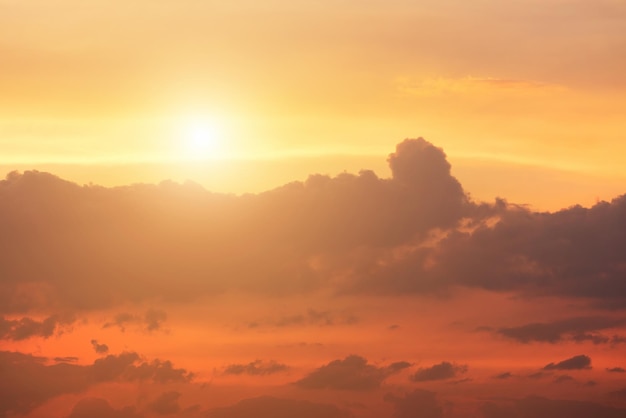 Bel cielo con nuvole scure e tramonto del sole