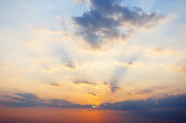 Bel cielo con nuvole Tramonto