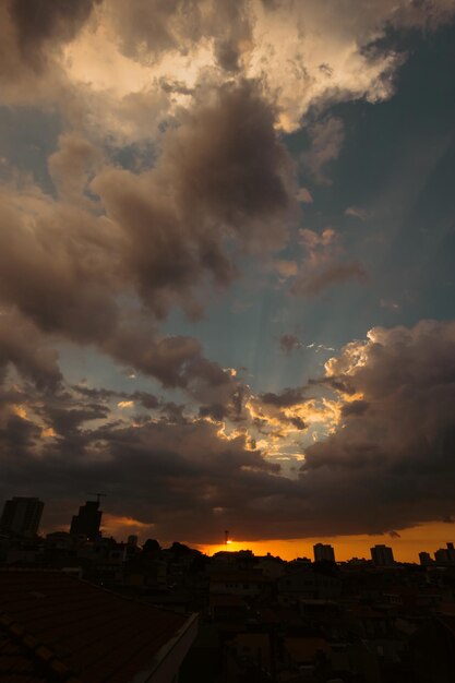 bel cielo della città