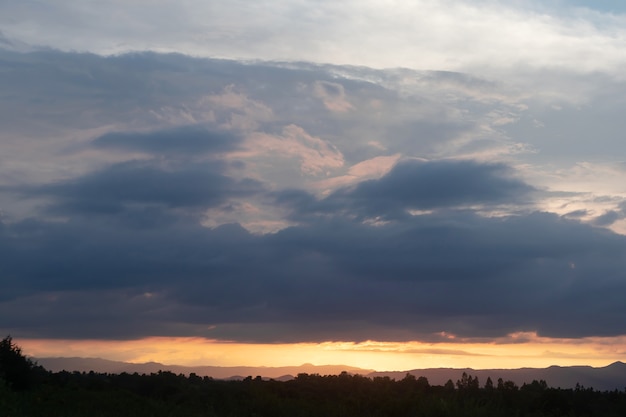 bel cielo dorato con la montagna prima del tramonto