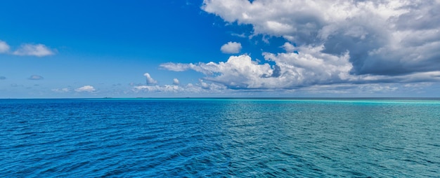 Bel cielo e mare azzurro. Paesaggio marino panoramico della natura idilliaca, baia soleggiata e nuvolosa della laguna dell'oceano