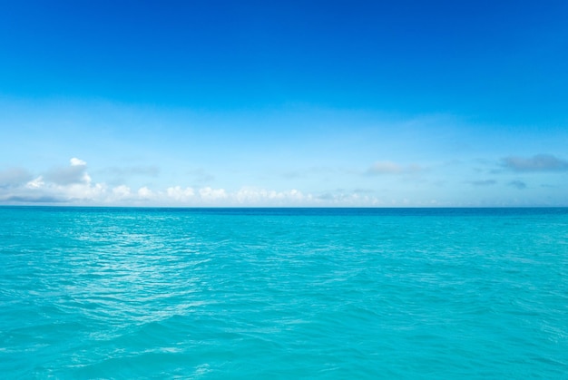 Bel cielo e mare blu mare spiaggia