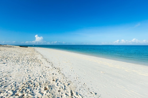 Bel cielo e mare blu spiaggia tropicale