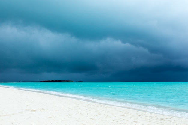 Bel cielo e mare blu. spiaggia tropicale