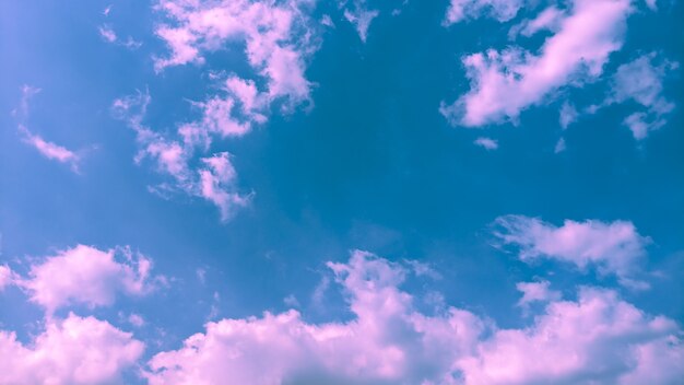 bel cielo e nuvole con tonalità rosa e blu di colore soft focus foto sfondo astratto